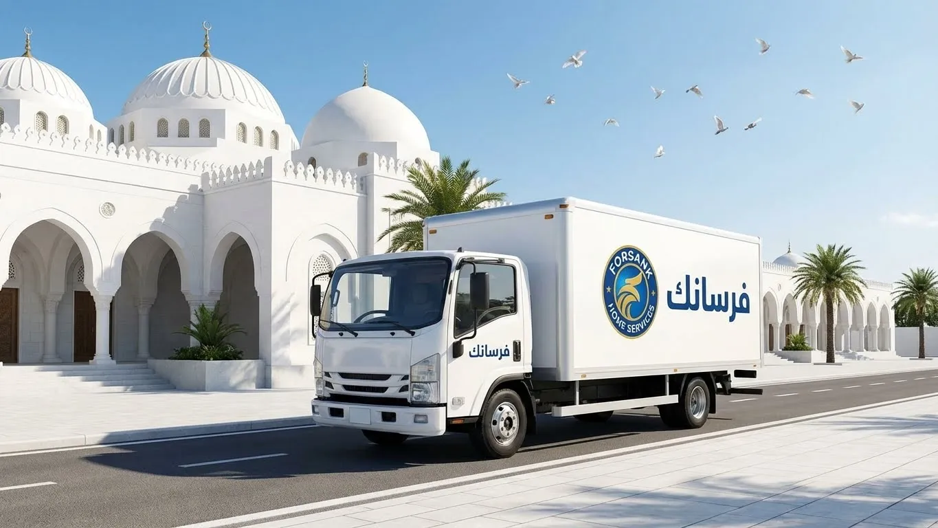 شاحنة دينا جامبو مغلقة تابعة لفرسانك تمر بجانب مسجد قباء الأبيض الجميل، تعكس التزامنا بخدمة كافة أحياء المدينة